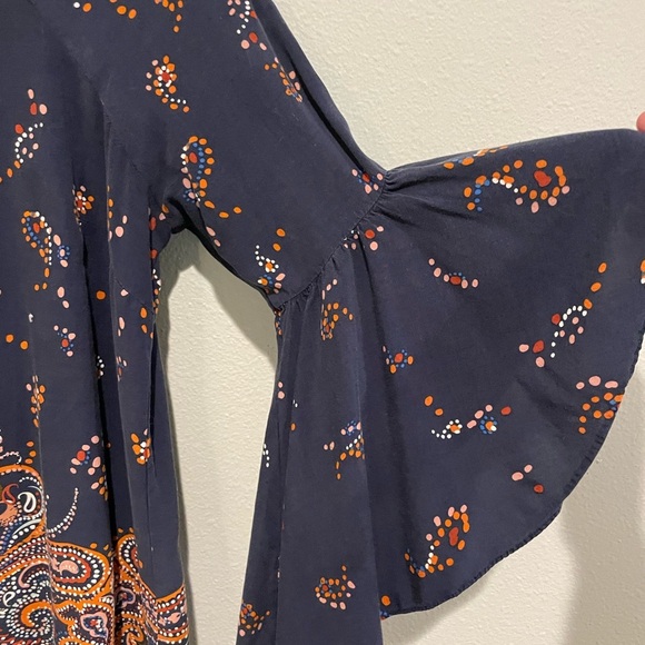 DR2 women’s navy with Moroccan inspired print. Bell sleeves keyhole clos… - Picture 2 of 5